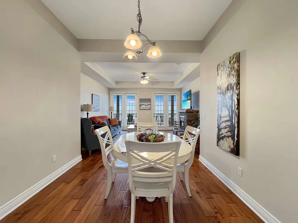 Stylish Condo – Cozy Fireplace