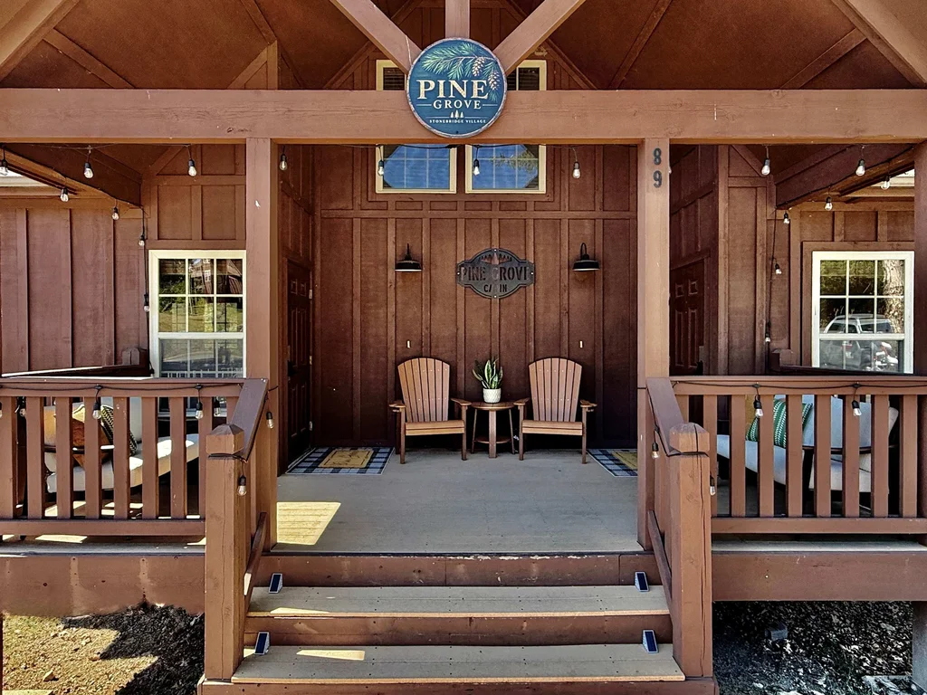 Lakeside Cabin, walk to pool, sleeps 12