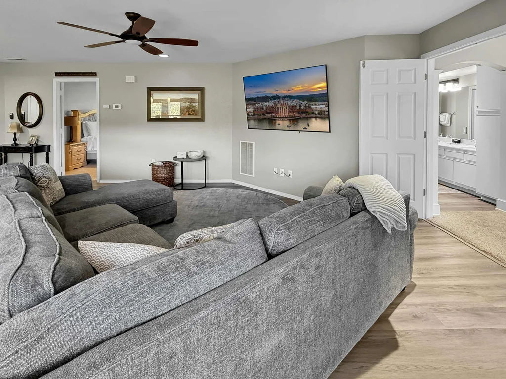 Lake view, beautiful spacious comfy