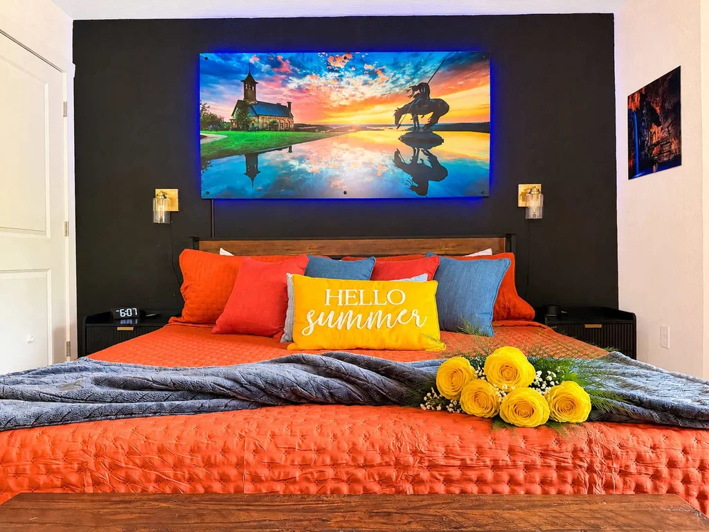 Creekside walk to downtown, landing, king bed