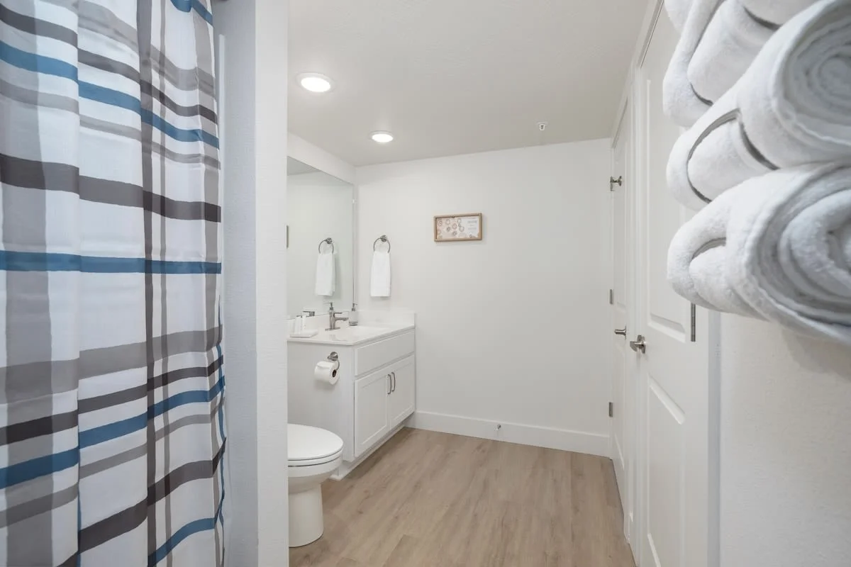 Ensuite bathrooms with tub/shower combos supply plenty of towels for your use.