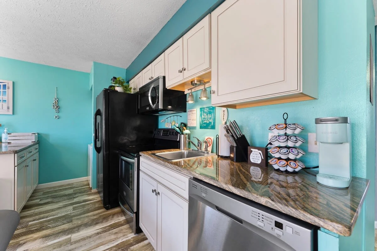 Fully equipped kitchen with beautiful marble counters, Keurig coffee machine and all of the necessities.