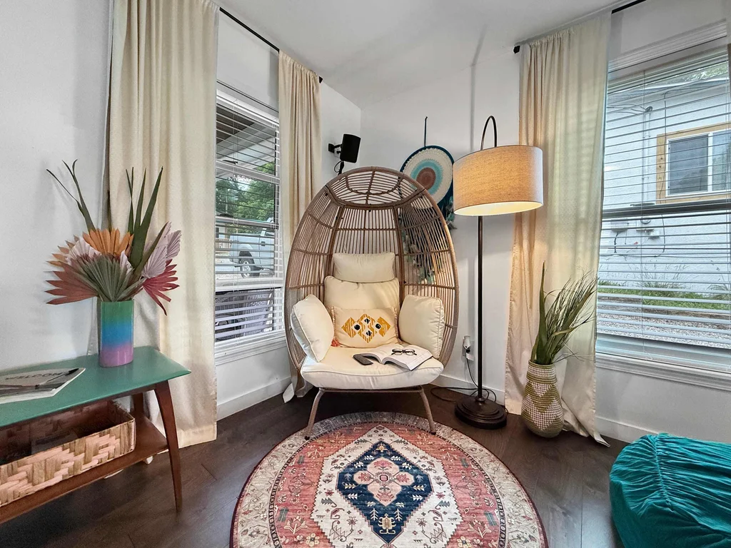 Pet-Friendly Bungalow -Walk to Downtown