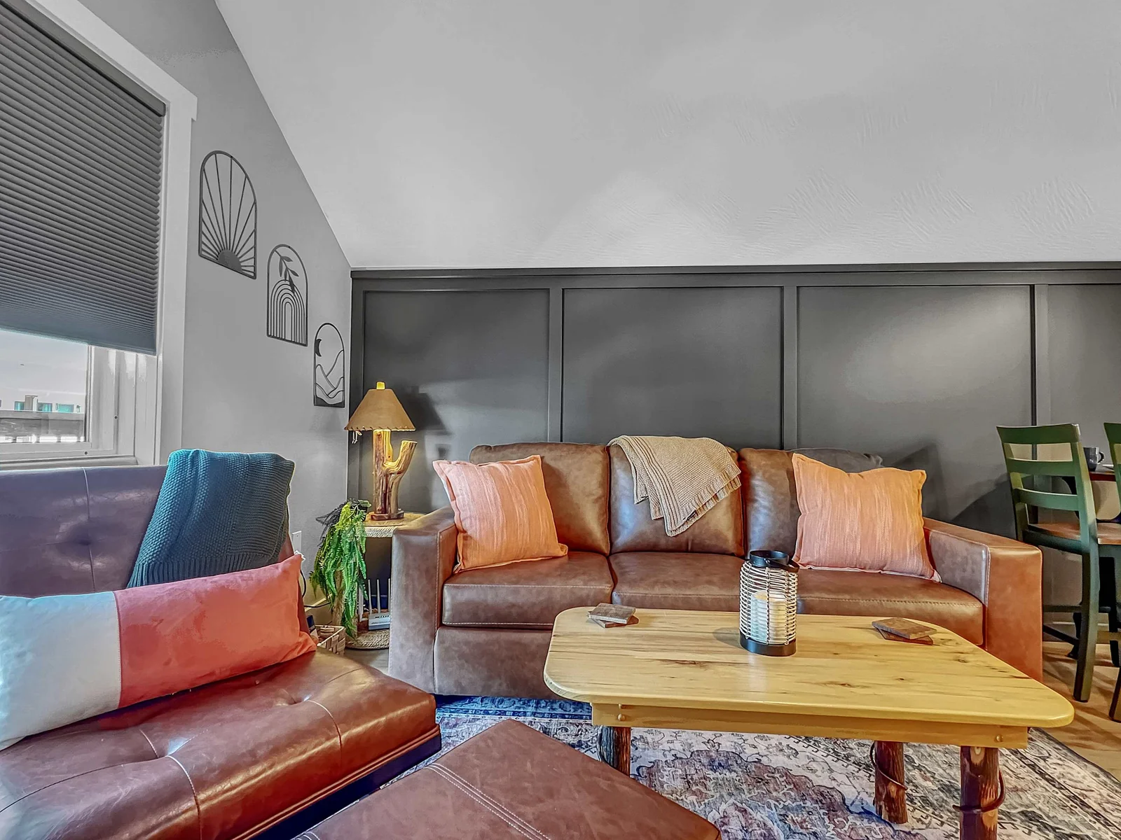 High quality leather furnishings! Nothing spared on this condo, everything is top quality, beautiful and confortable.