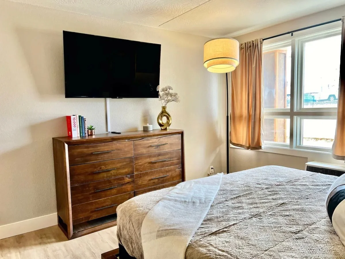 2nd bedroom with king bed