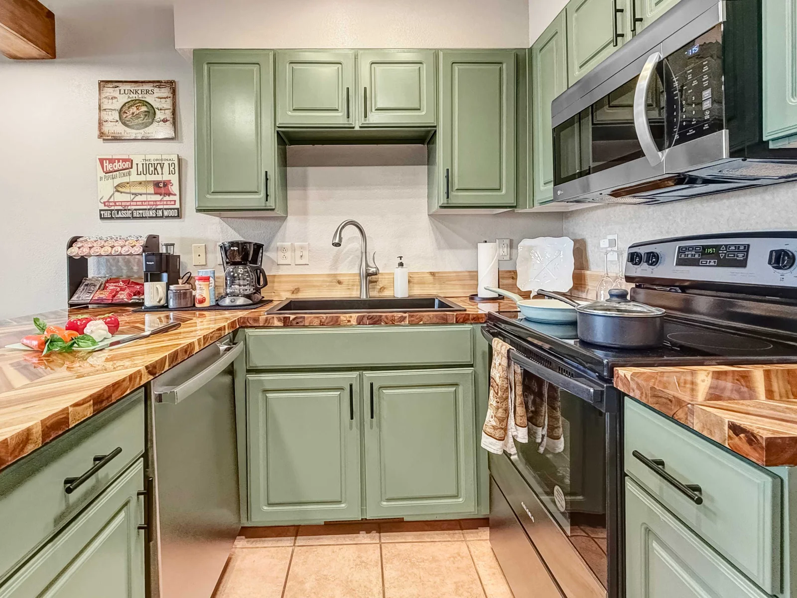 A full kitchen in the studio third bedroom