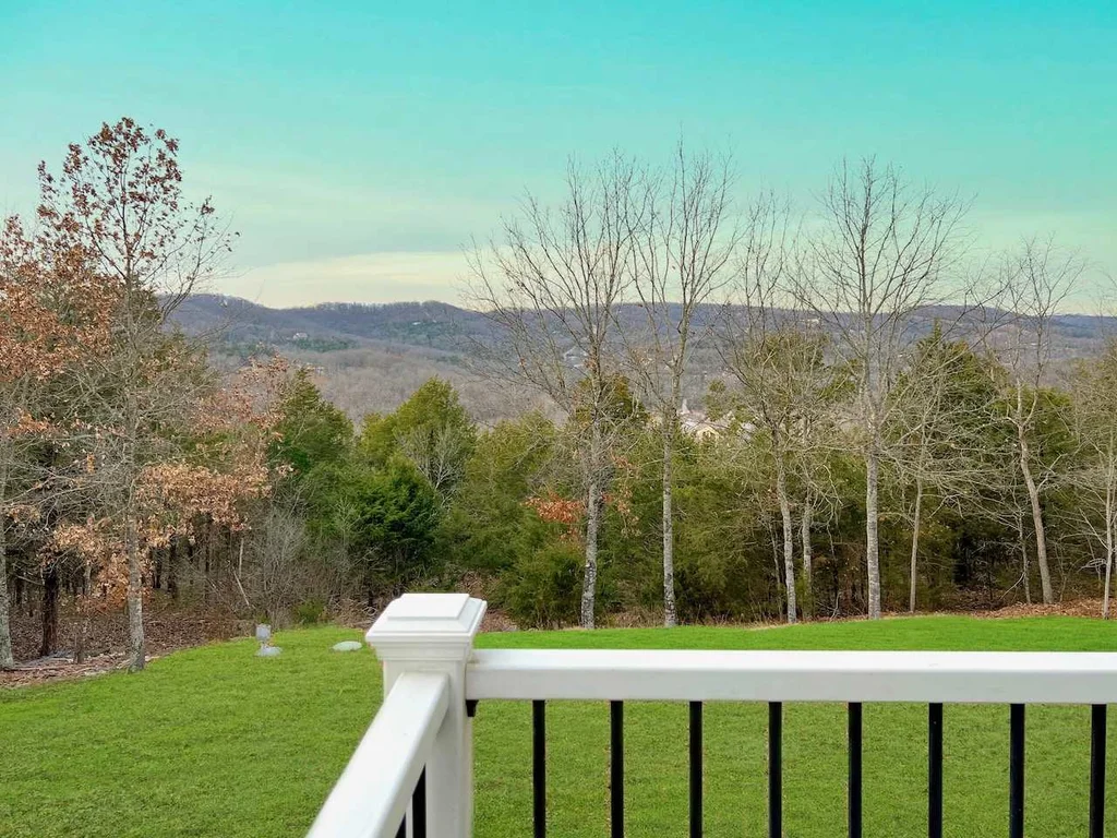 Cozy Home with private hot tub- Minutes to 76-strip
