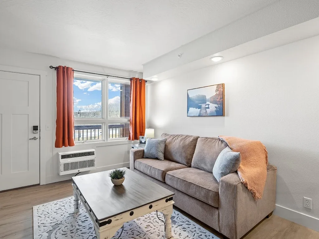Cozy Condo Near The Landing