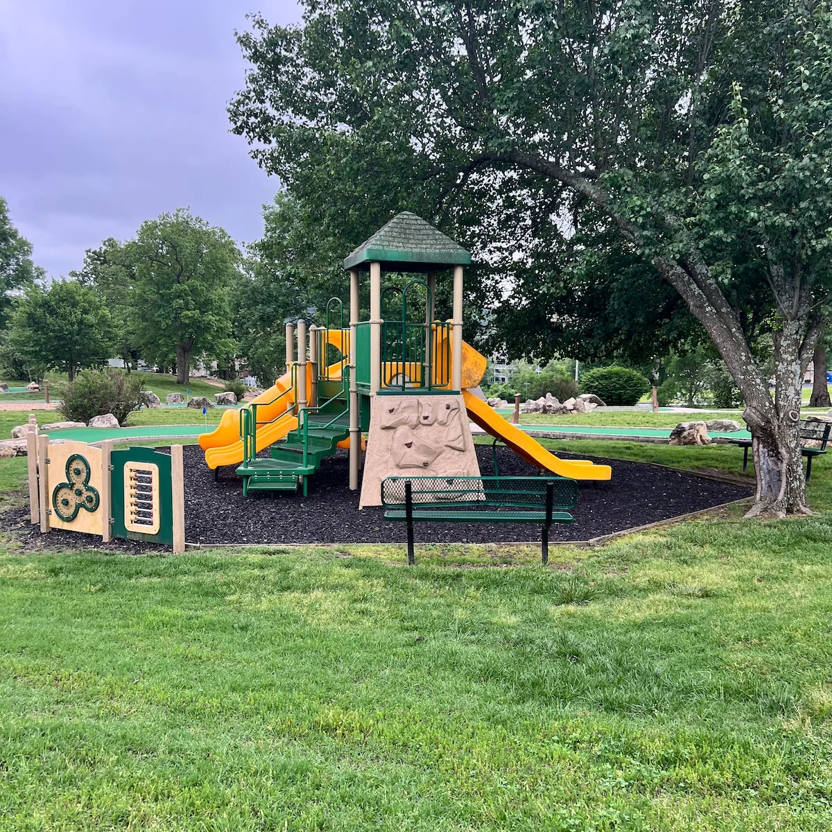 Fun outdoor playcenter for the kiddos