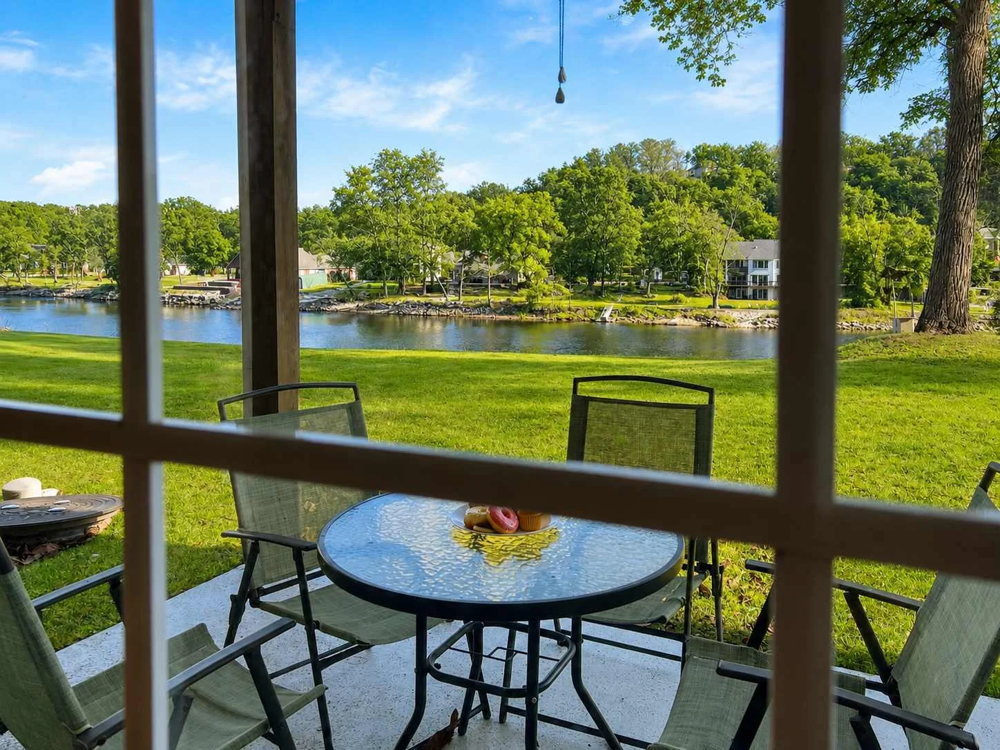 Beautiful lake view right off your paito
