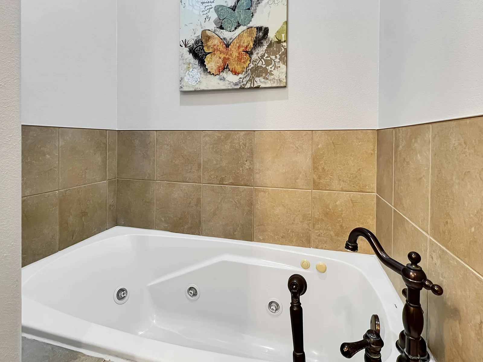 And it even has a jetted bathtub