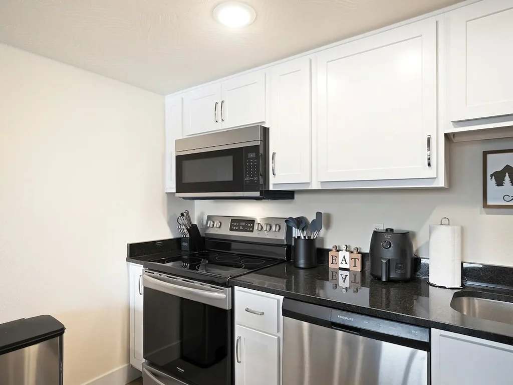 Modern 1BR Condo -Near Convention Center