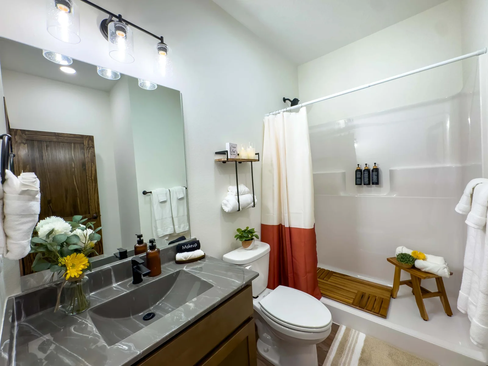 With a private en suite bathroom, this suite blends seasonal charm with upscale amenities for a truly elevated stay.