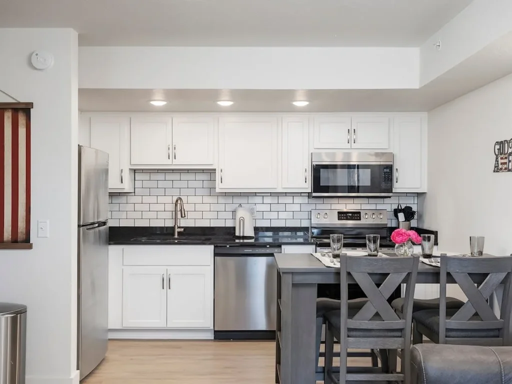 Pool Access Condo- Perfect for Getaways