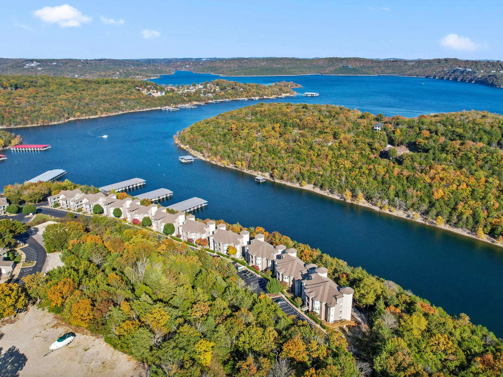Lake view, beautiful spacious comfy