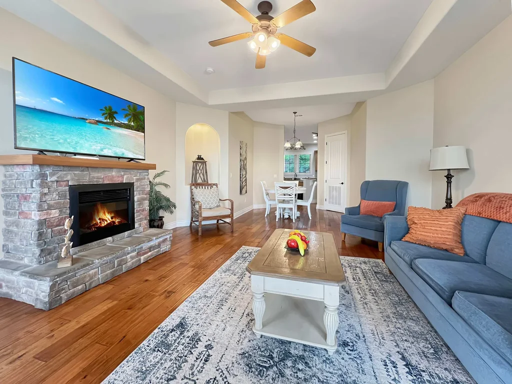 Stylish Condo – Cozy Fireplace