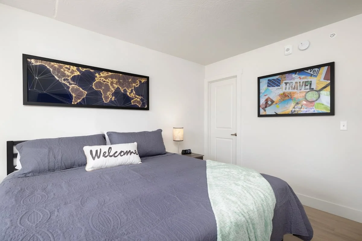 King size bed and ensuite bathroom