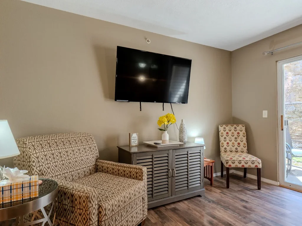 Welcoming Walk-In Condo Minutes from 76 Strip