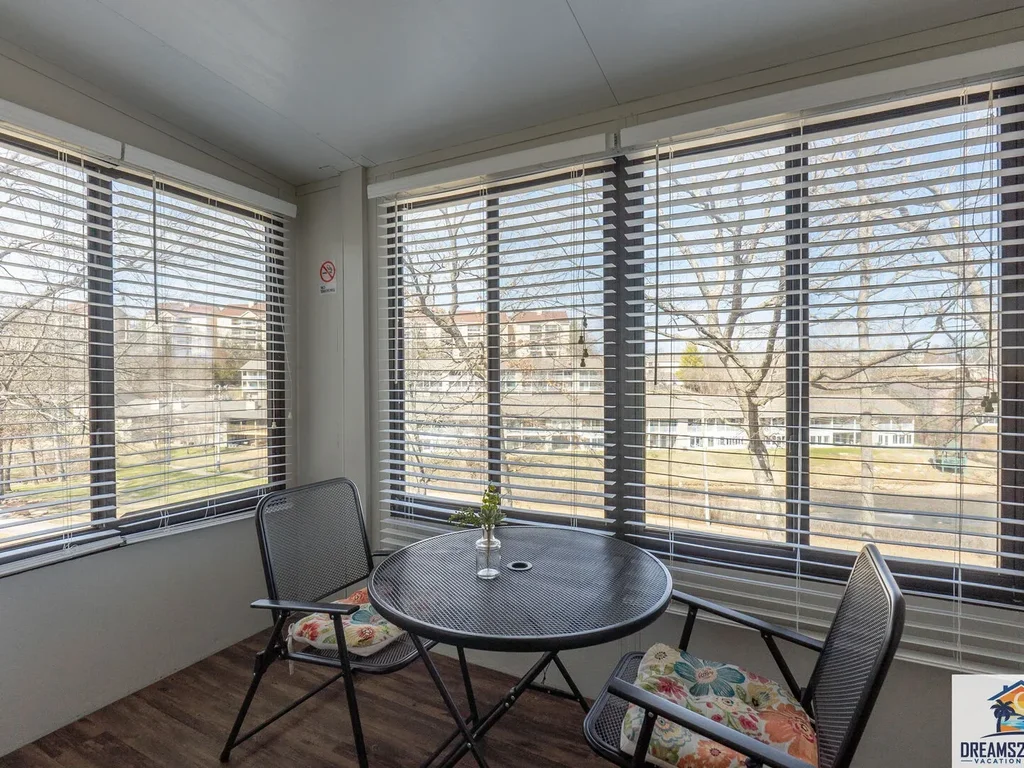 Paws & Poolside – Fun and Stylish Condo