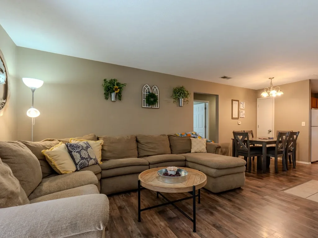 Welcoming Walk-In Condo Minutes from 76 Strip
