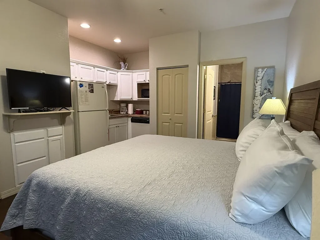 Lively Escape -Walk-In Condo