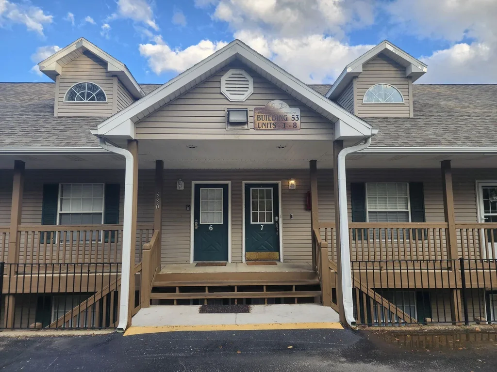 Snug Condo w/ Private Balcony