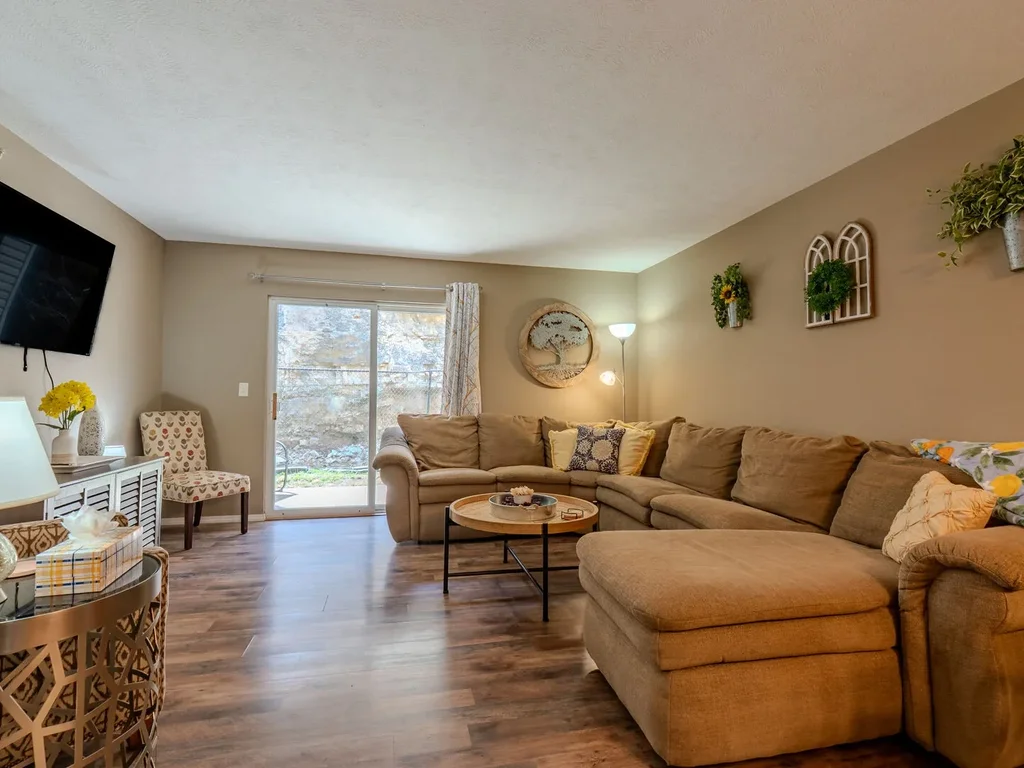 Welcoming Walk-In Condo Minutes from 76 Strip