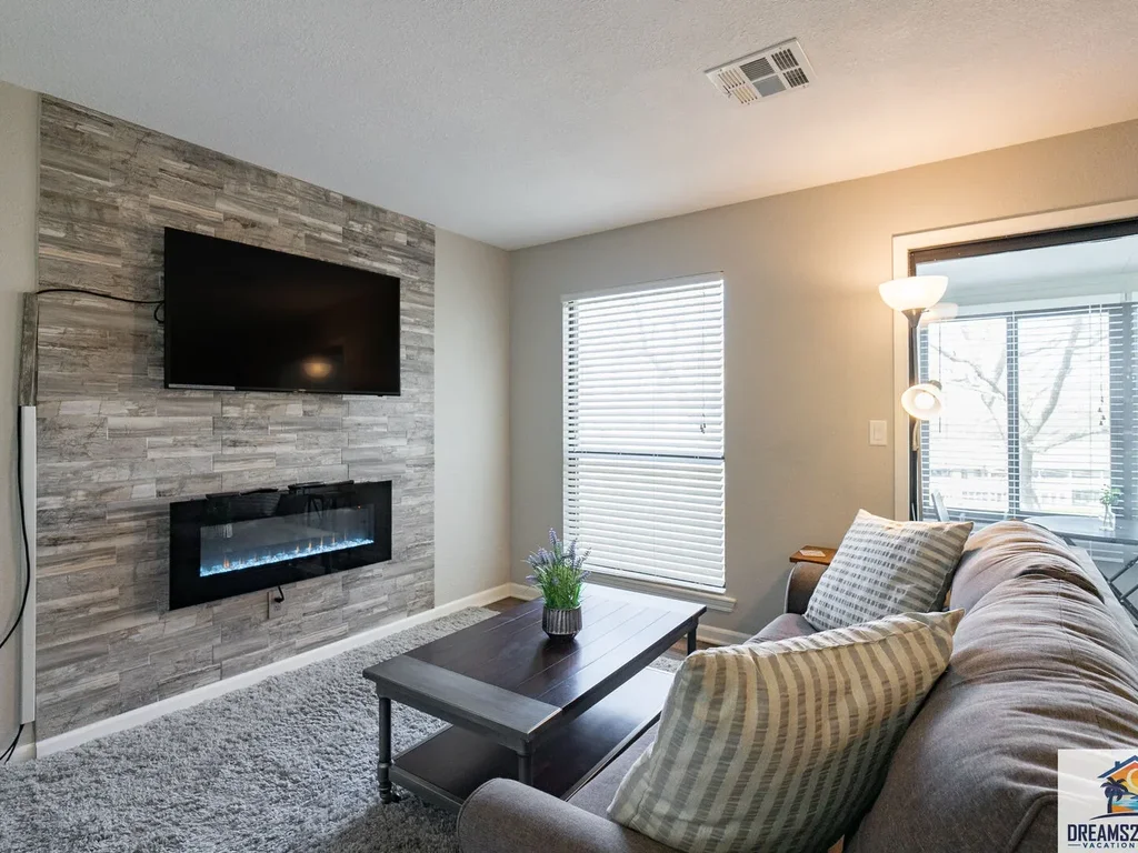 Paws & Poolside – Fun and Stylish Condo