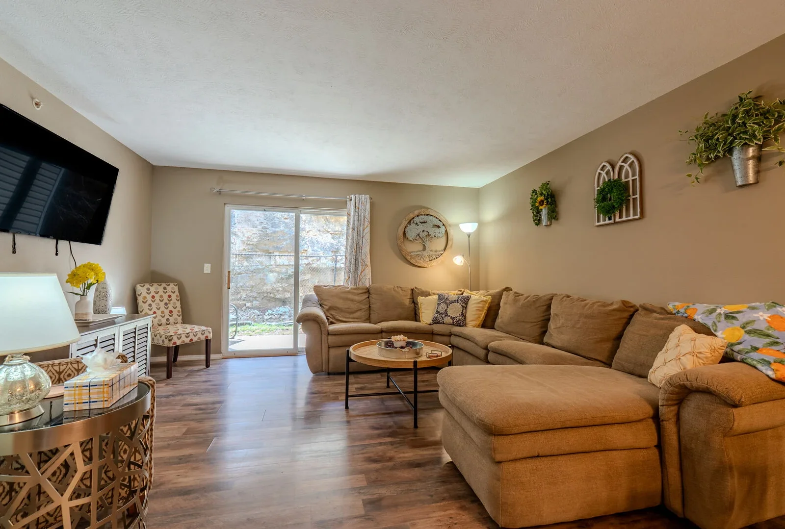 Welcoming Walk-In Condo Minutes from 76 Strip