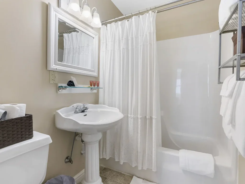 Quiet Quilt Room (BHK-1)