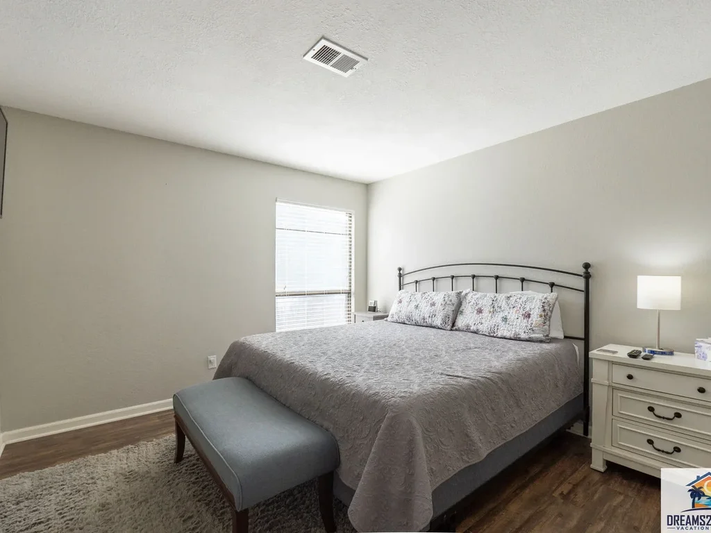 Paws & Poolside – Fun and Stylish Condo