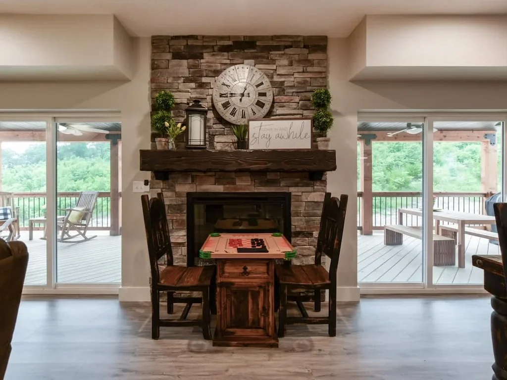 Livin’ The Dream- Indoor Outdoor pool & Private Hot Tub!