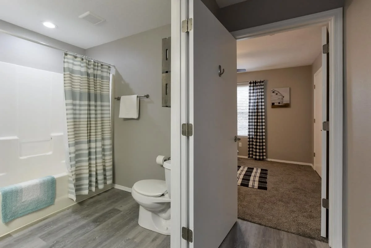 Bathroom located between Queen & King bedrooms