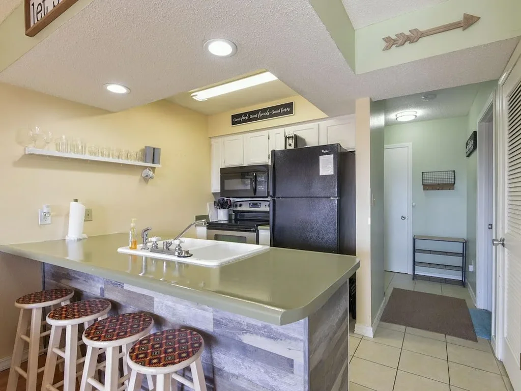 Mountain Getaway- Outdoor Pool! Hiking Trails!
