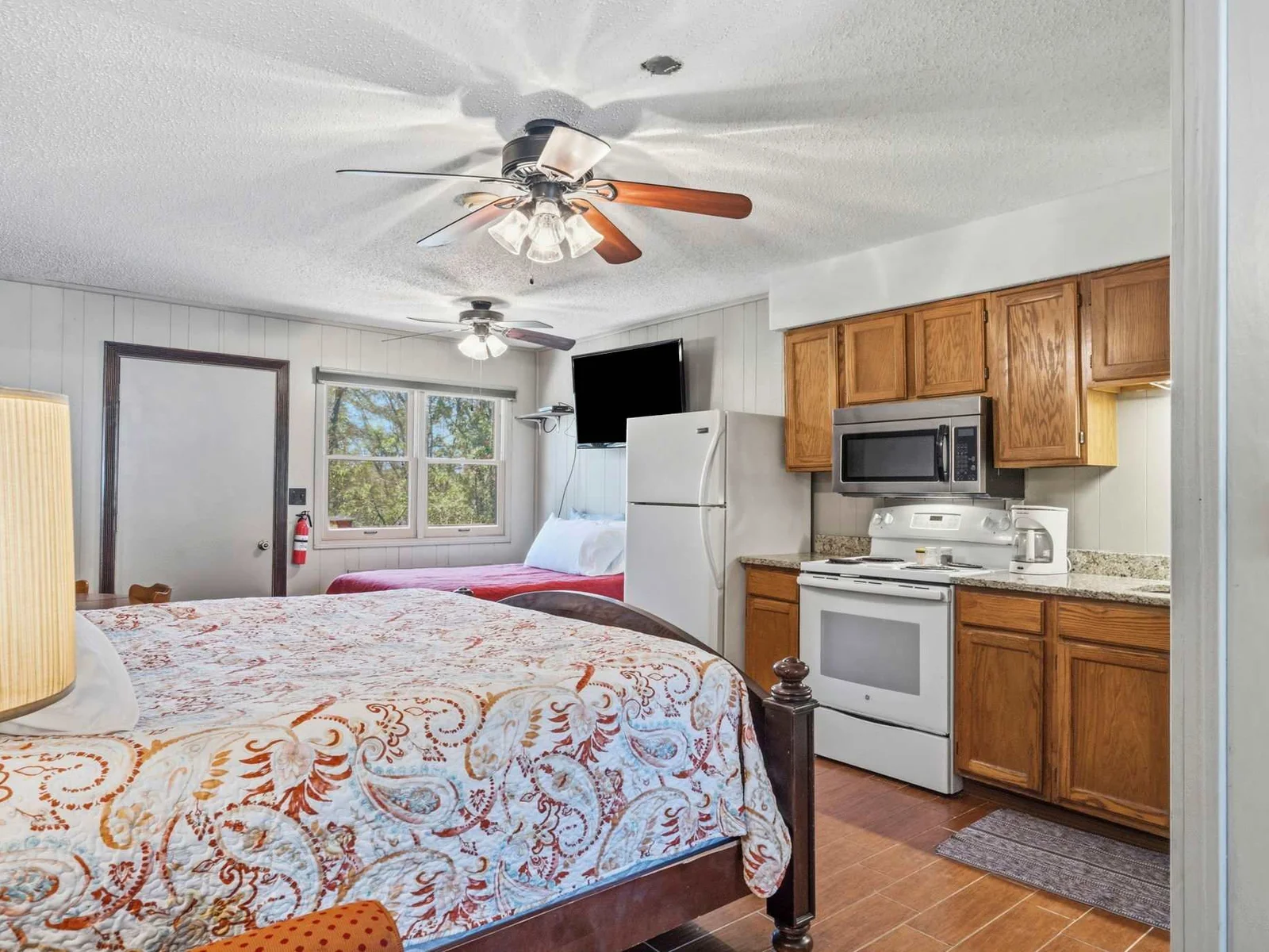 Studio bedroom with kitchenette