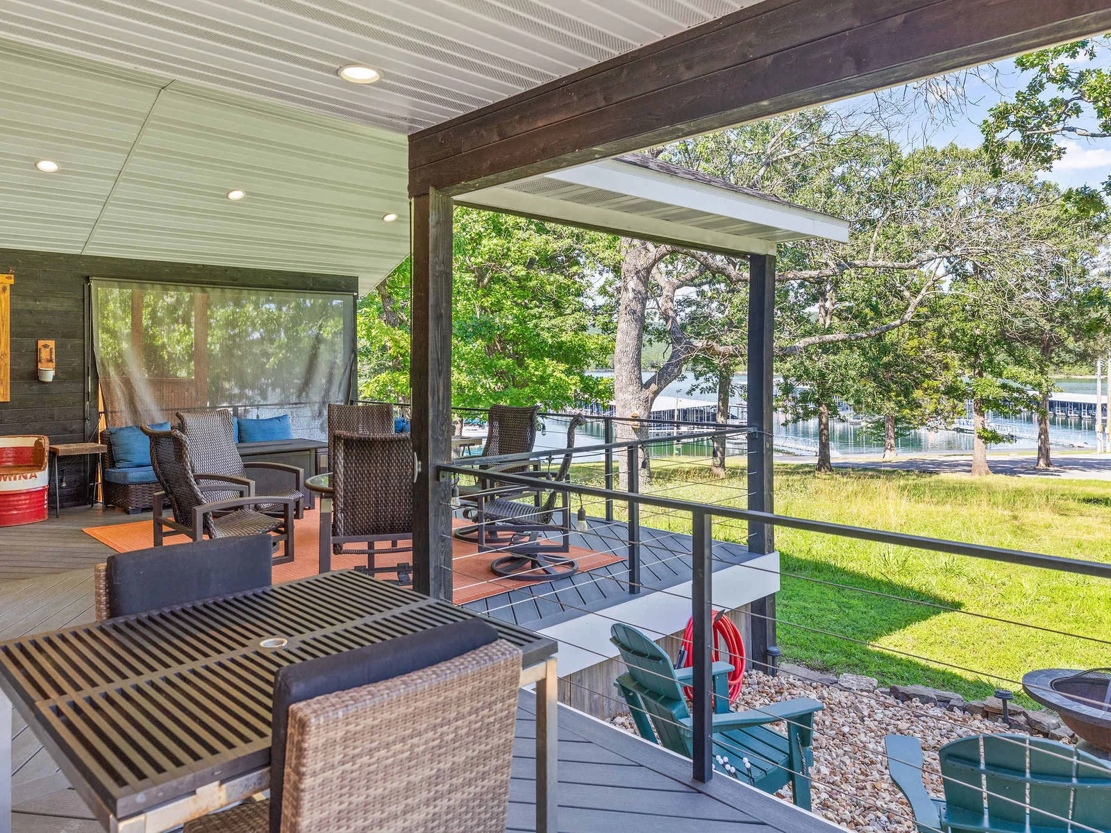Extra large back deck overlooking Table Rock Lake