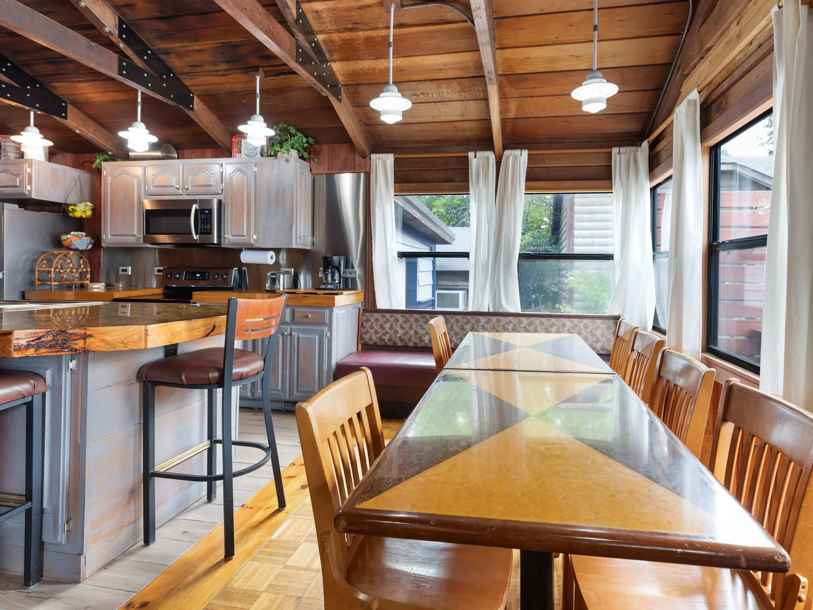 Dining room table with sturdy resturant style tables and chairs