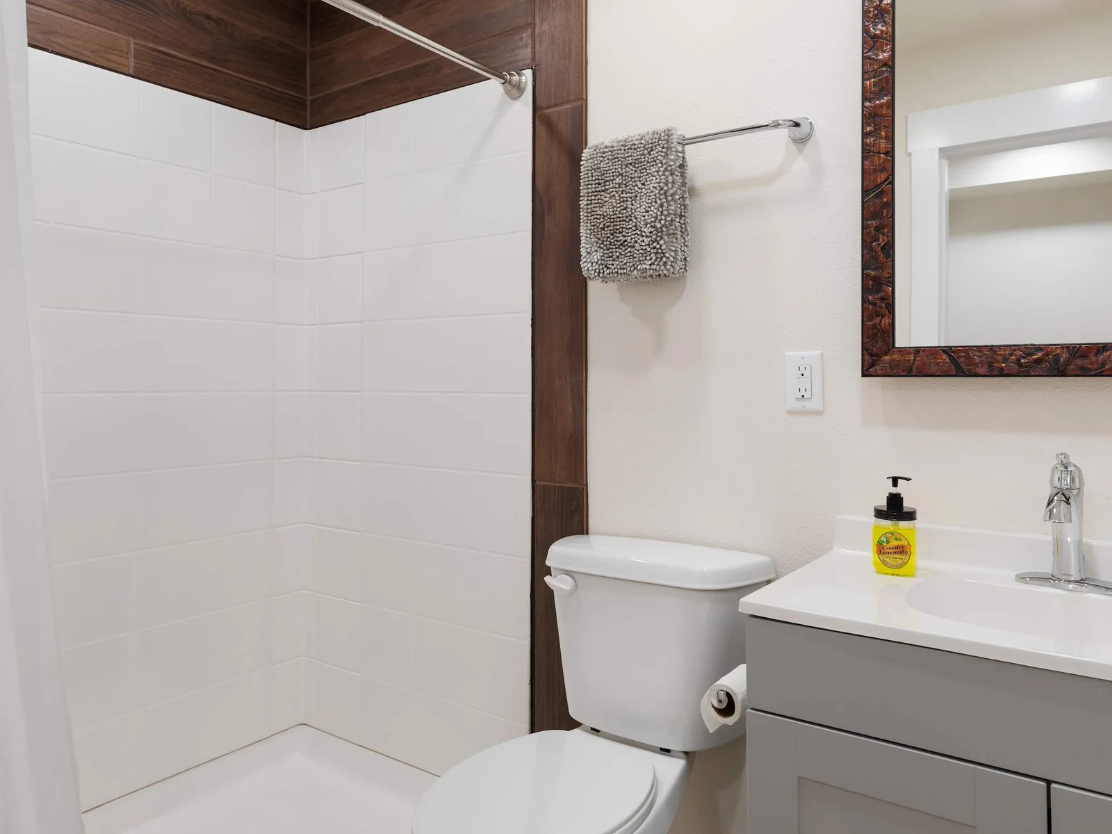Detached bathroom 2