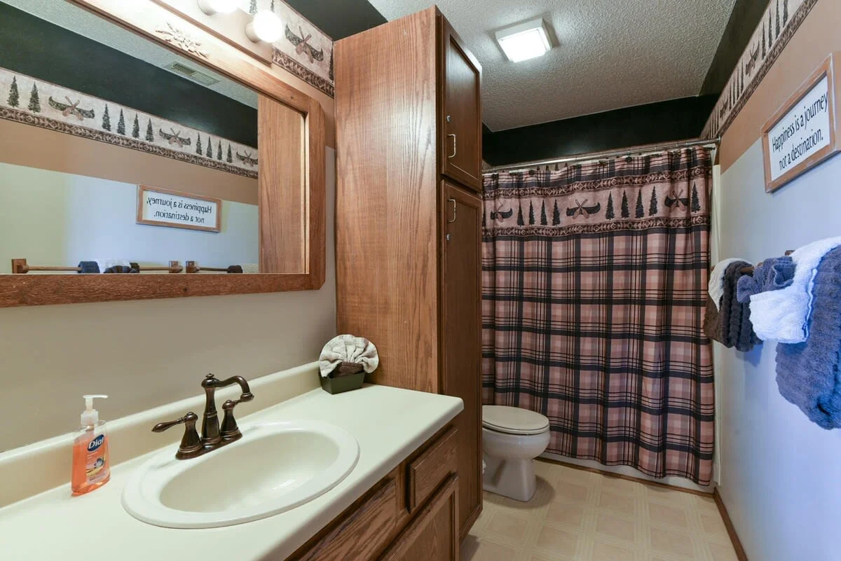 Primary bedroom bathroom with shower/tub combo