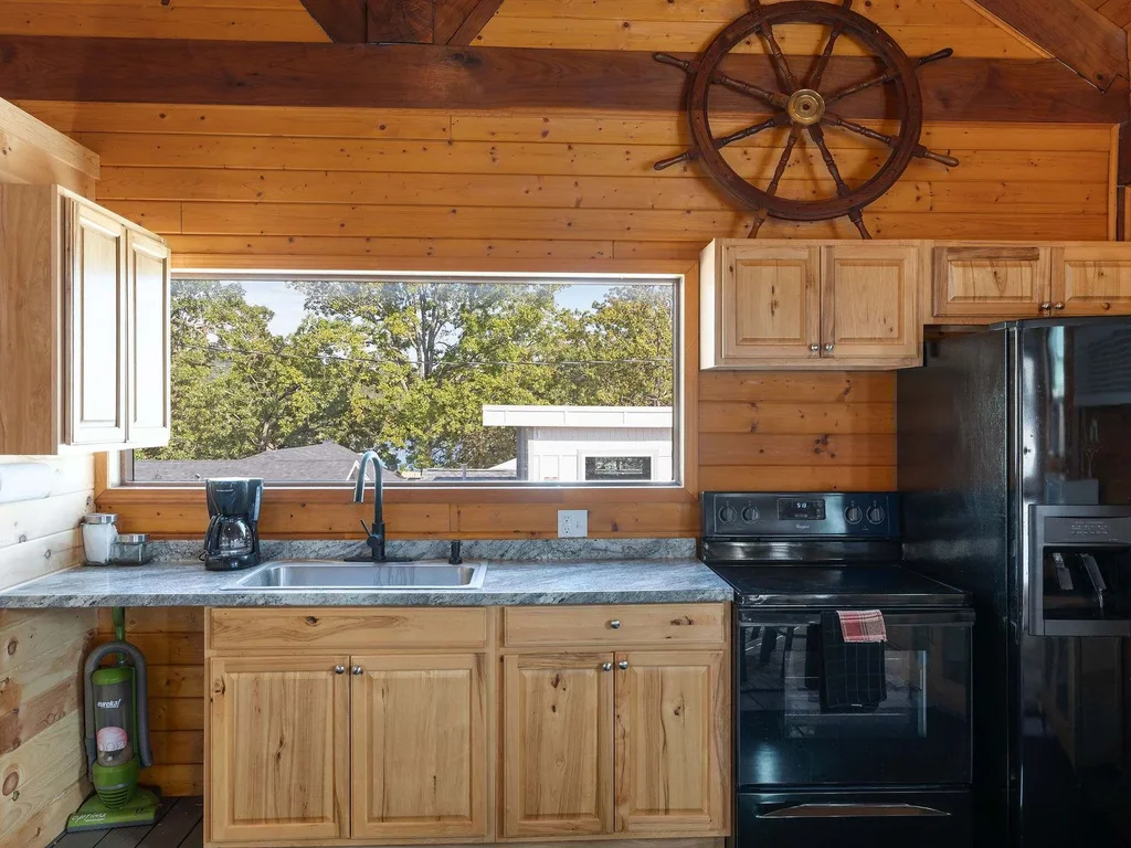 Lodge Pool House – Lakefront studio on the pool deck!