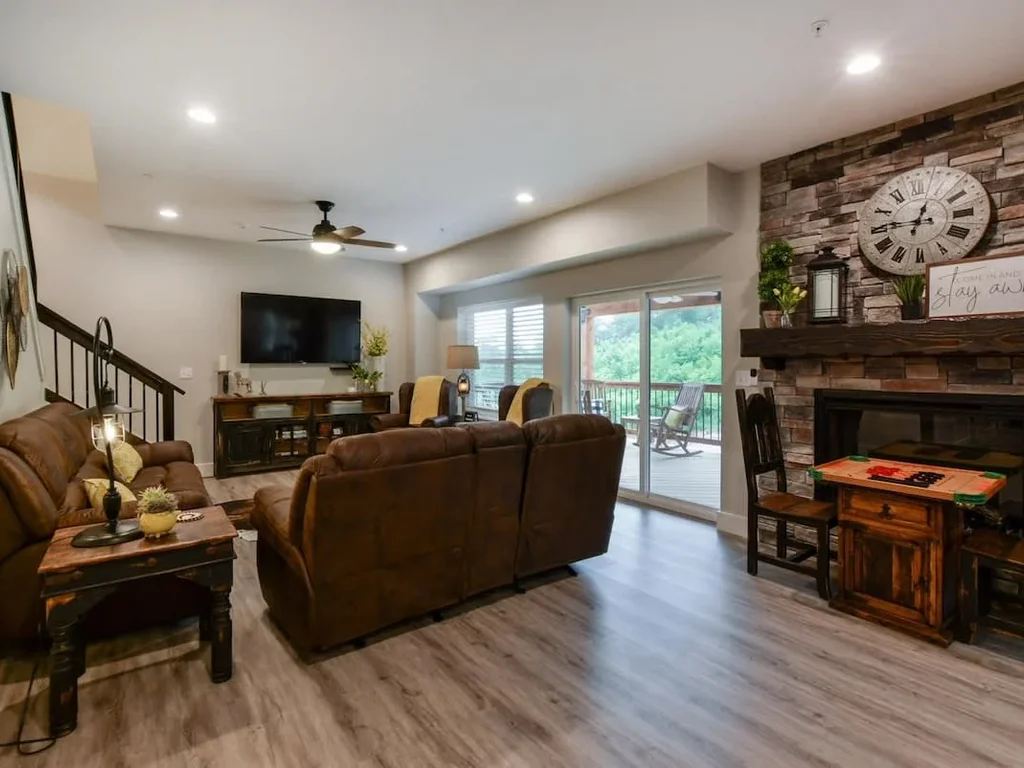 Livin’ The Dream- Indoor Outdoor pool & Private Hot Tub!