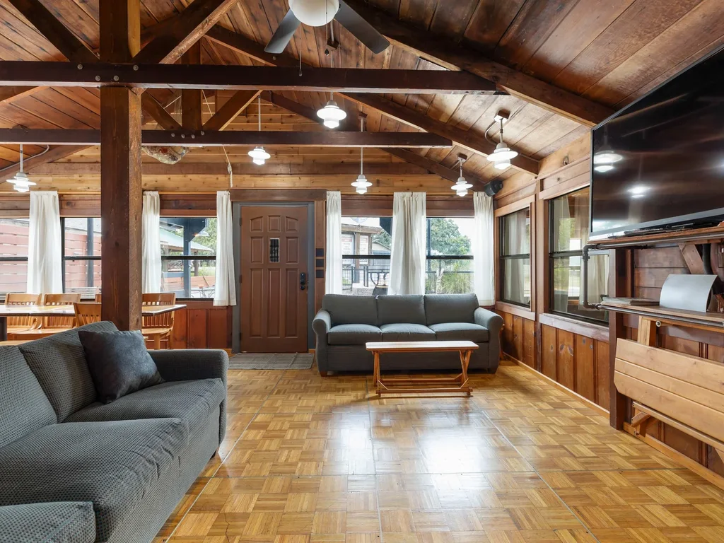 Panacea Boathaus Lodge – Outdoor Pool, Boat Slips