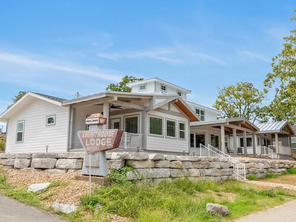 Wake Up on the Water in Lakefront luxury