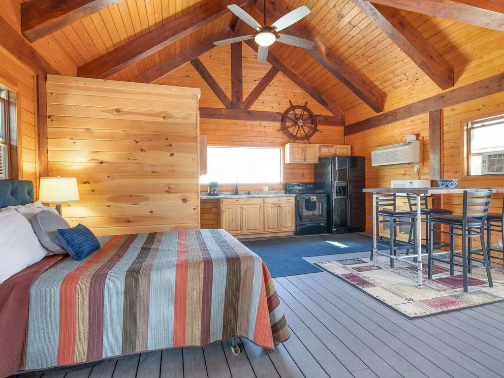 Lodge Pool House – Lakefront studio on the pool deck!