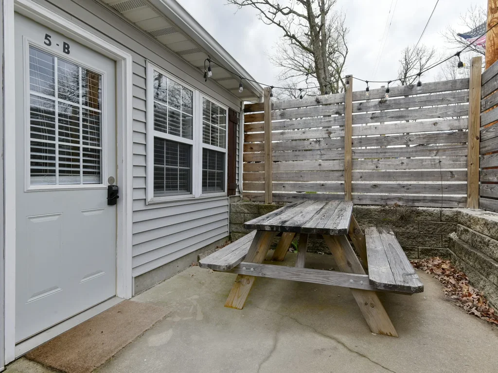 Cozy 1BR Lakefront Cabin