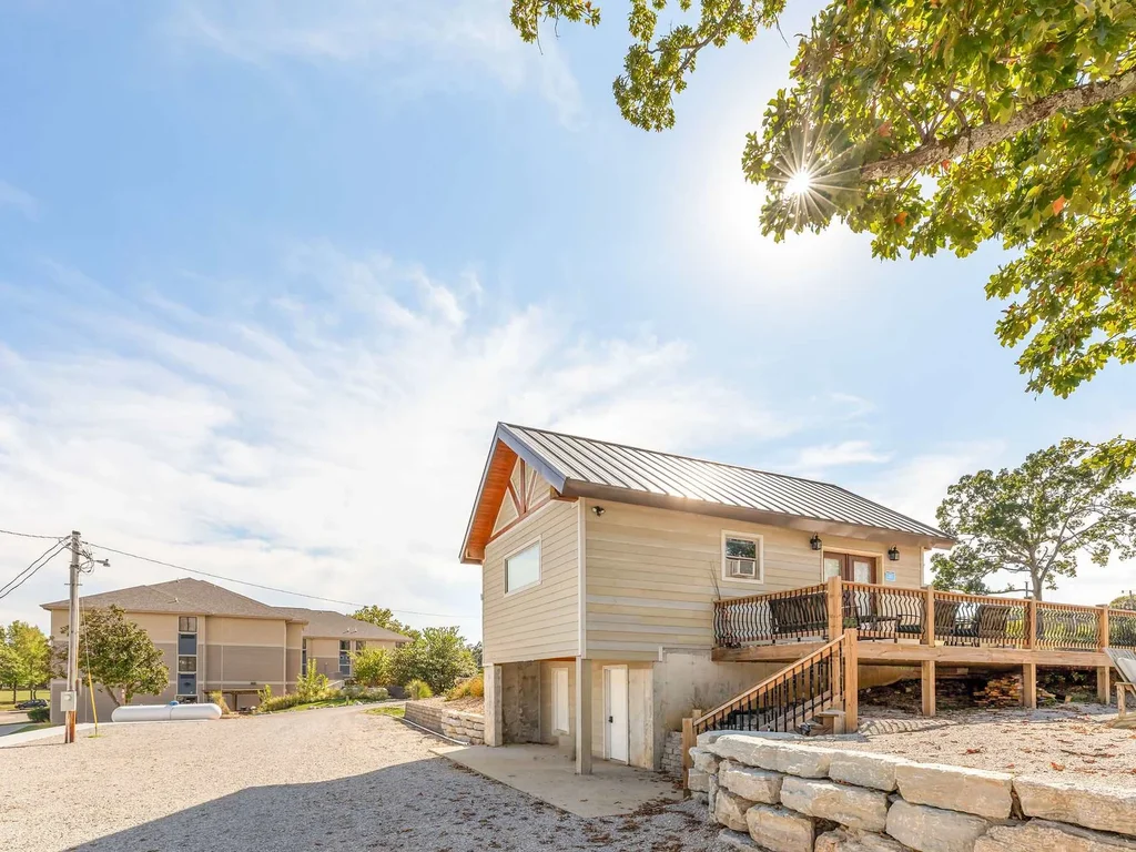 Lodge Pool House – Lakefront studio on the pool deck!