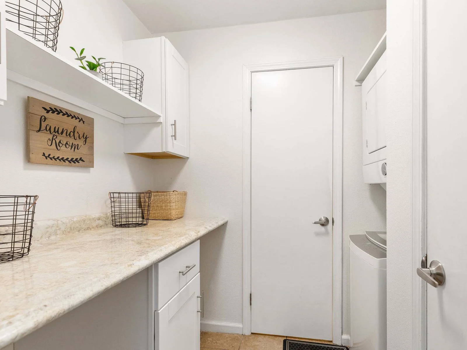 In unit washer and dryer!