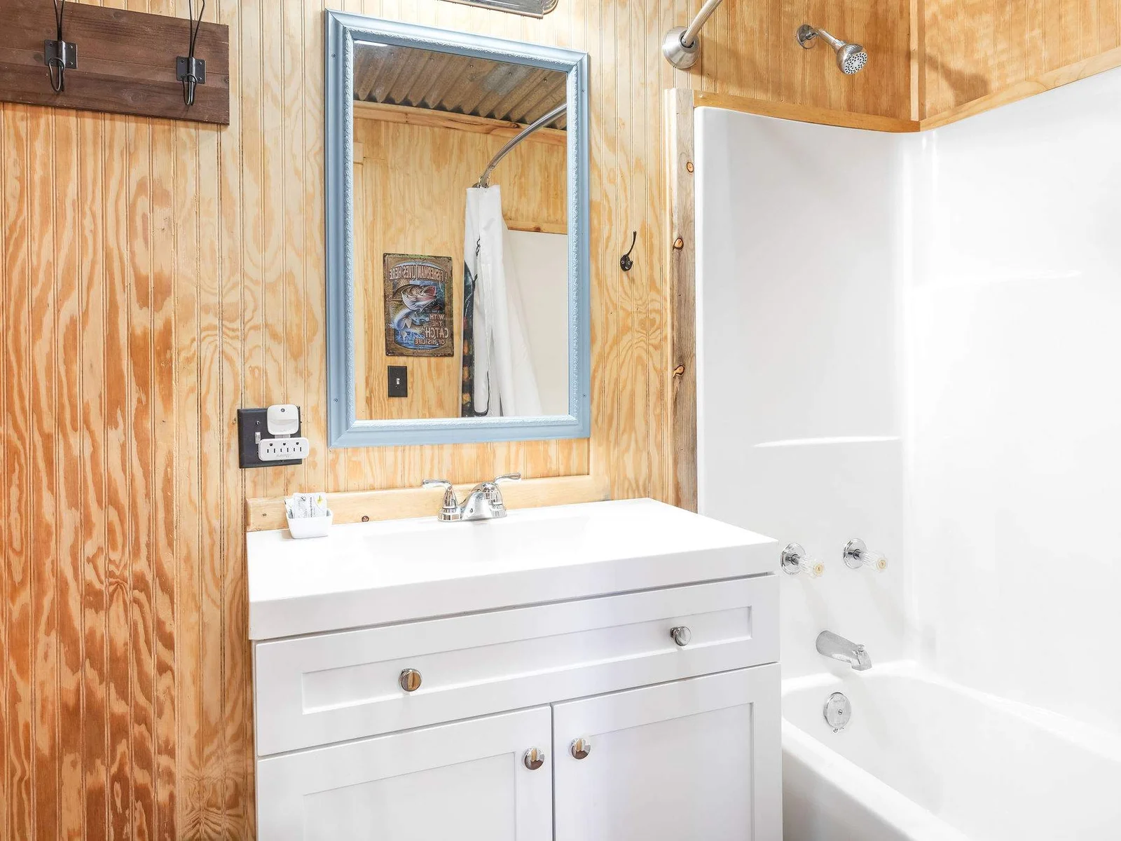 Shower/tub combo main bathroom