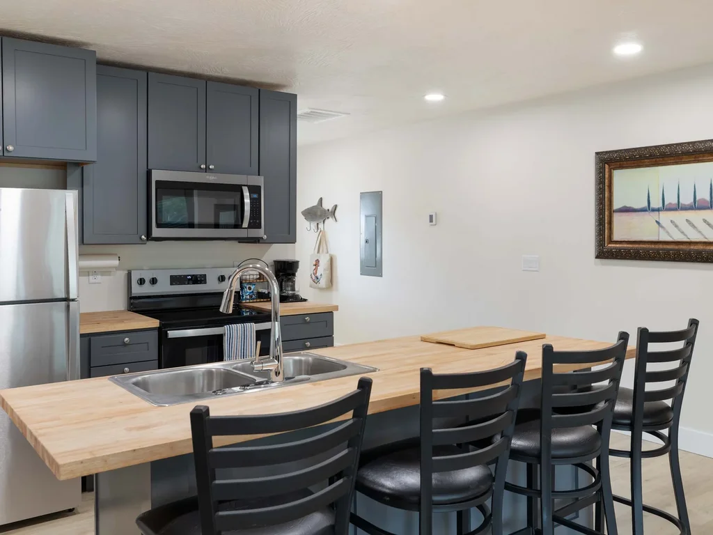 Wake Up on the Water in Lakefront luxury