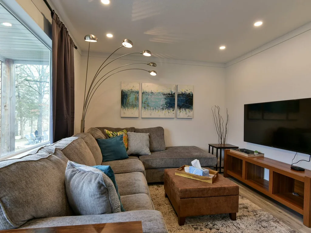 Lake House – Lake Views – Outdoor Pool!